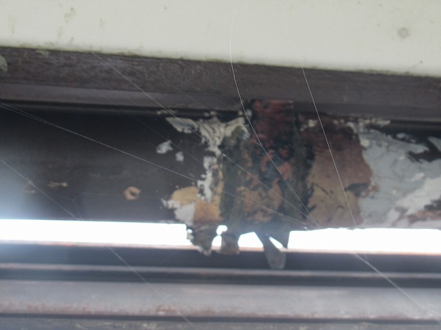 甲府市で雨樋湾曲・軒天塗装剥がれ・木部劣化・ベランダ鉄柵の錆びが見受けられた現地調査